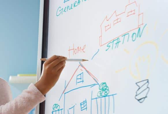 El Gobierno regional convoca 360 cursos de formación para optimizar el uso de paneles digitales en 250 localidades rurales.