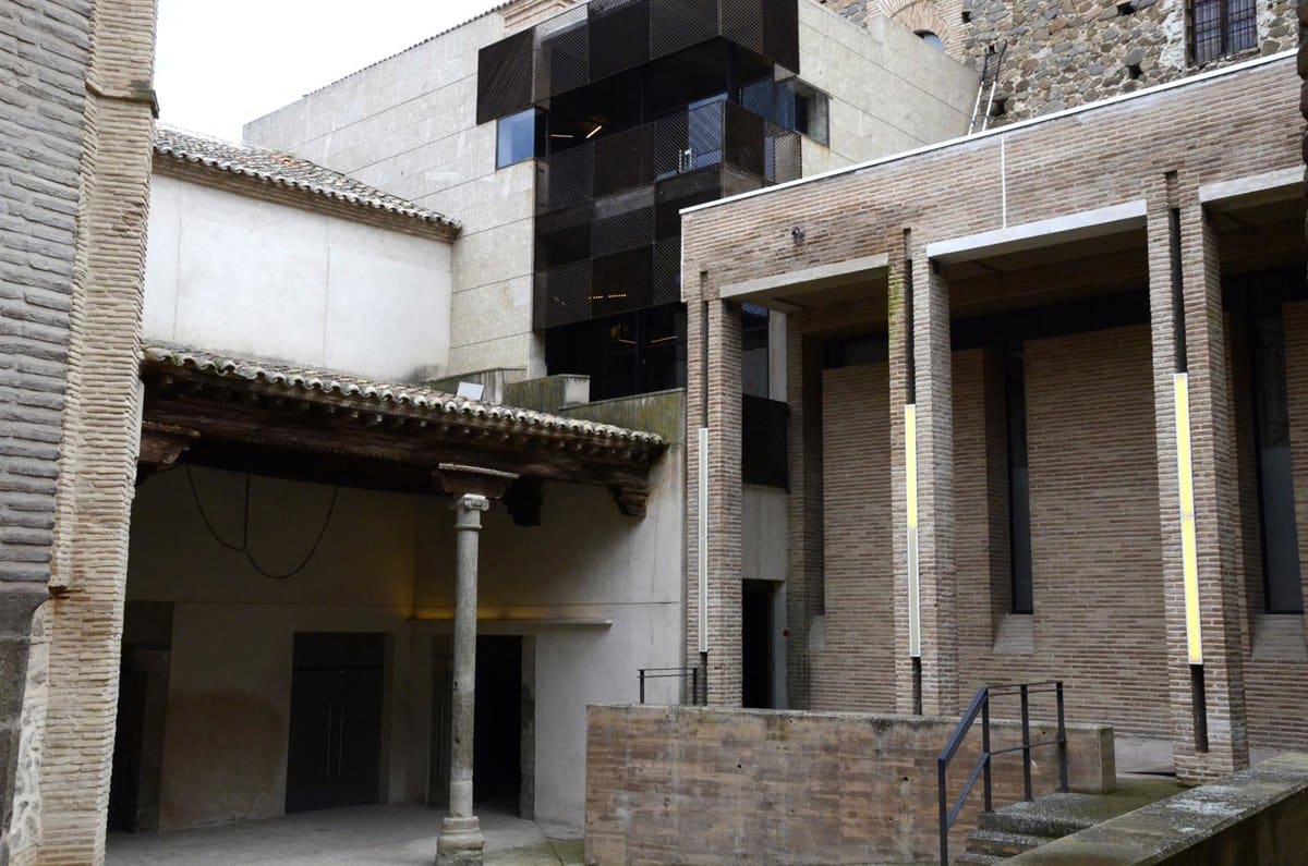 La Asociación Amigos del Museo Santa Cruz Pide la Suspensión de Experimentos en el Edificio de Santa Fe tras la Marcha de Polo