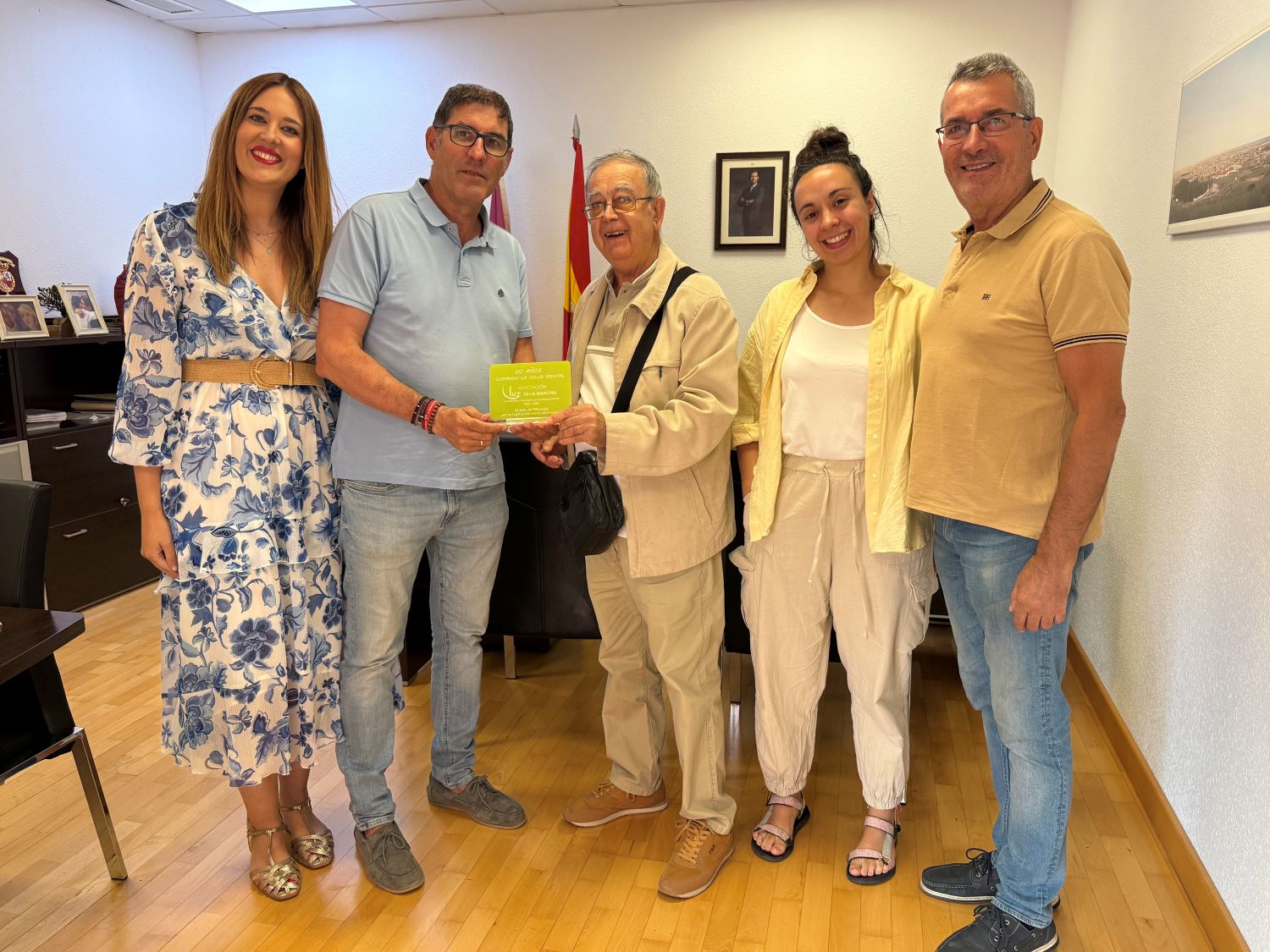 Luz de La Mancha entrega una placa de agradecimiento al Ayuntamiento de Villacañas en su 20º aniversario