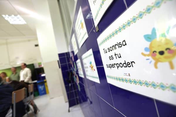 Morcillo asigna 15.000 euros para embellecer los patios escolares de Toledo con árboles y bancos.