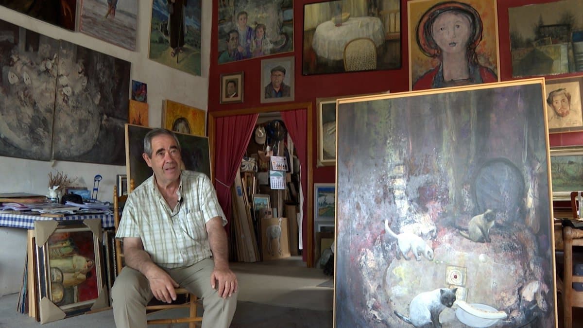 Romeral: Medio siglo de un artista audaz que ha experimentado con color y figuración libre.
