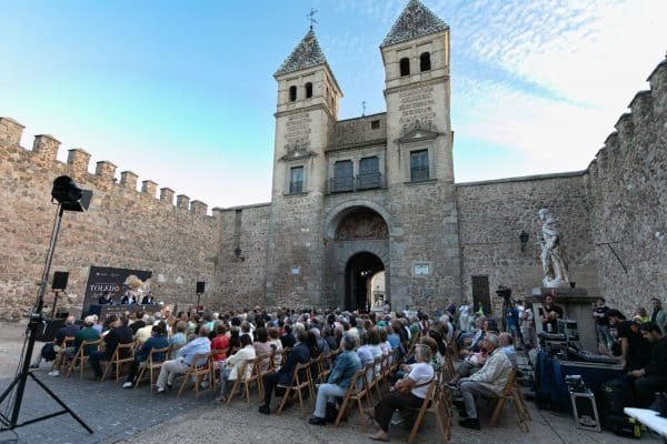 Toledo rinde tributo a Álvar Fáñez con la conferencia de Antonio Pérez Henares en la Puerta de Bisagra.