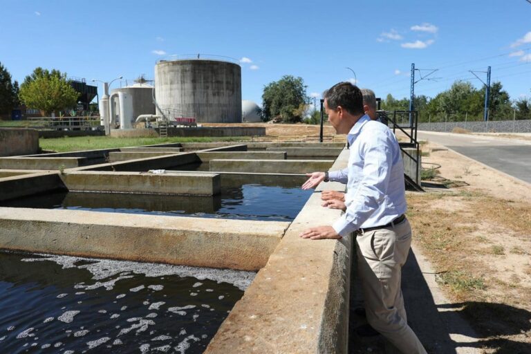 Velázquez aplaude la inversión de 4 millones en la depuradora del polígono que eliminará uno de los vertidos al Tajo.