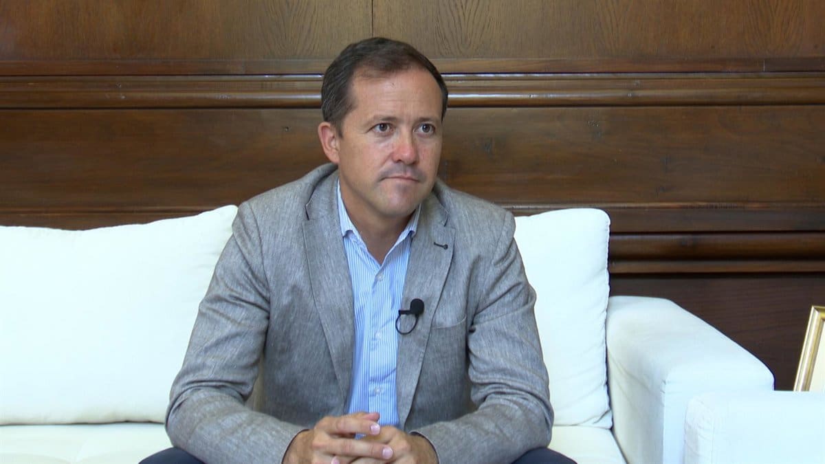 Velázquez responde a Hernando señalando que Toledo ya ha tomado medidas con respecto a las VTC y cuestiona si la Junta ha hecho lo mismo.