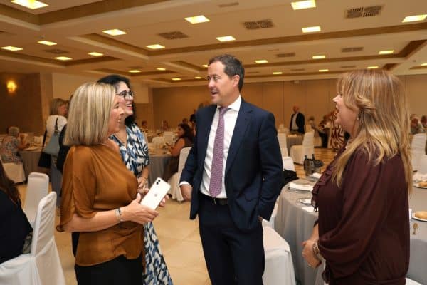 Velázquez destaca la labor ejemplar de AFA Toledo en el apoyo a personas con Alzheimer y sus familias.