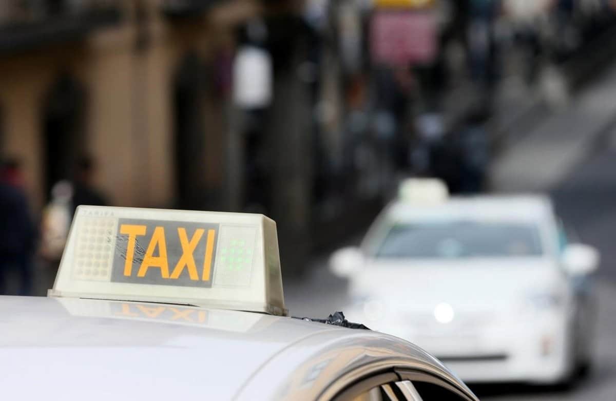 Título reformulado: «Aprobación del nuevo reglamento de taxis en C-LM a finales de 2025 o principios de 2026: permitiendo viajes precontratados»