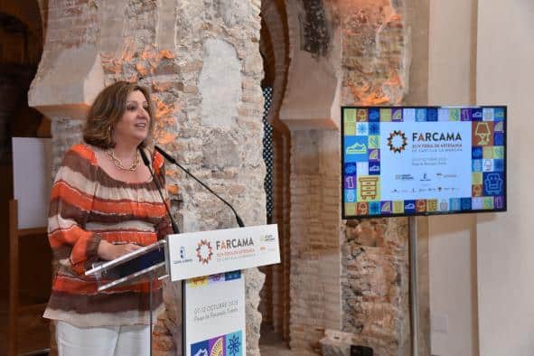 Ángel Luis Corrales, damasquinador premiado con la Medalla al Mérito Artesano en FARCAMA, rinde homenaje a nuevos Maestros de la región.