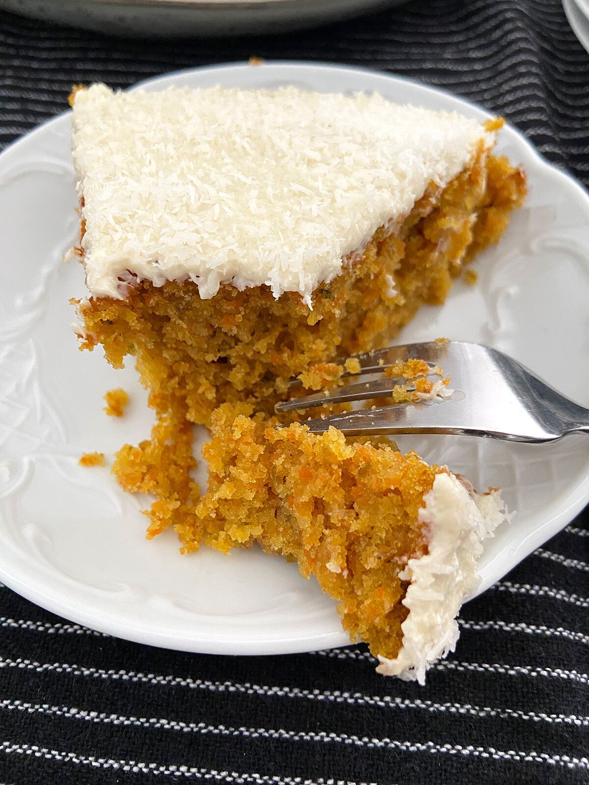 Bizcocho de Zanahoria y Coco con Irresistible Cobertura de Chocolate Blanco