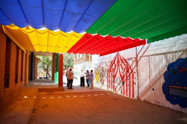 Daniel Morcillo supervisa la instalación inmediata de toldos en el Garcilaso de la Vega por el bienestar de un alumno sensible al sol.