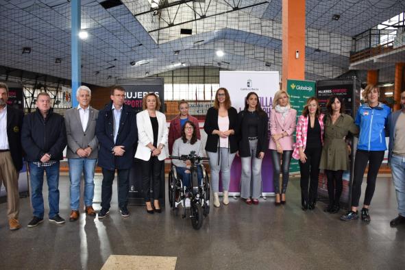El Gobierno de Castilla-La Mancha inaugura en Cuenca la exposición ‘Mujeres Deportistas’ para destacar el talento femenino en el deporte.