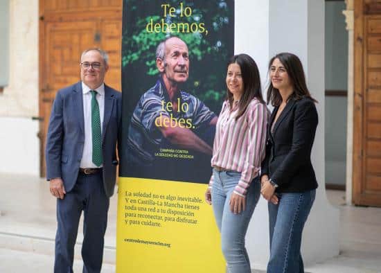 El Gobierno de Castilla-La Mancha presenta la campaña «Te lo debemos. Te lo debes» para abordar la soledad no deseada en personas mayores.