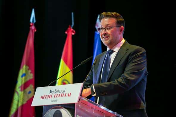 El Gobierno regional conmemora a los ganadores de las Medallas al Mérito Cultural y resalta la relevancia de la cultura en Castilla-La Mancha.