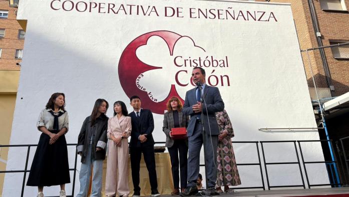 El Gobierno regional destaca el compromiso del centro Cristóbal Colón con la interculturalidad educativa en Talavera de la Reina.
