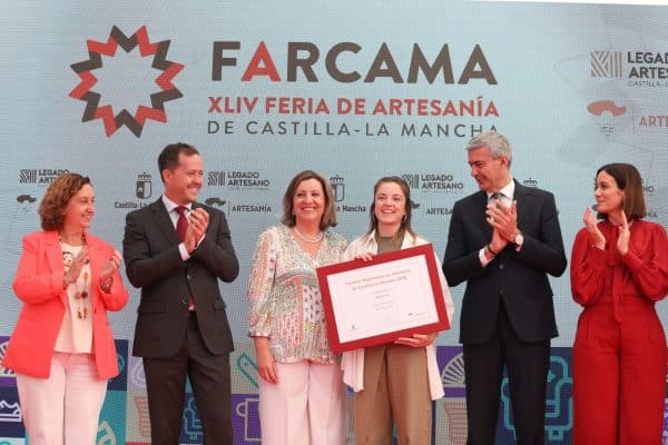 El alcalde destaca la creatividad, tradición e innovación de los artesanos galardonados en Farcama.