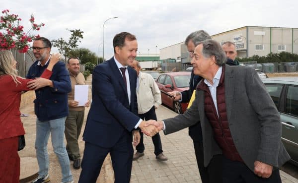 El alcalde se encuentra con empresarios del polígono para discutir la urgente mejora del asfaltado en la calle Ventalomar.