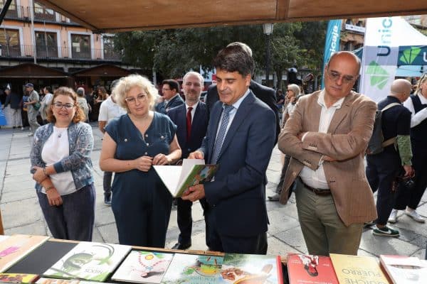 La Feria del Libro de Toledo conmemora su 20º aniversario en una nueva ubicación, con la participación de aproximadamente 50 autores.