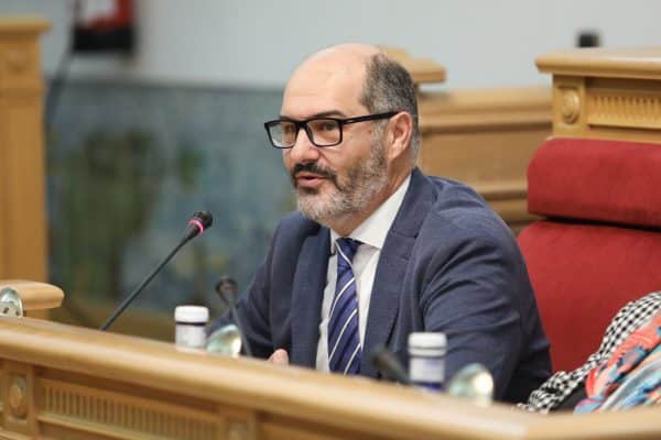 Toledo implementa una nueva ordenanza para promover el turismo sostenible y la convivencia ciudadana.