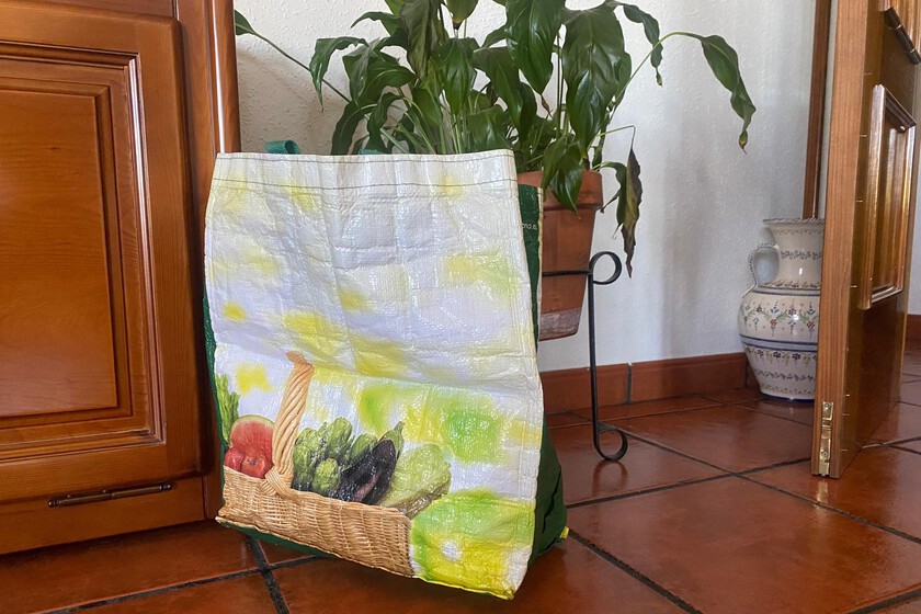 Convierte una Bolsa Vieja de Mercadona en un Contenedor de Almacenamiento Práctico y Creativo