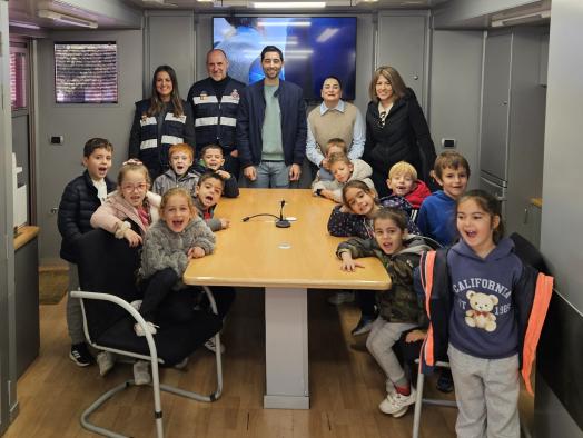 Visita del alumnado de Infantil y Primaria de Alcaudete de la Jara al Puesto de Mando Avanzado del 112 en Castilla-La Mancha.