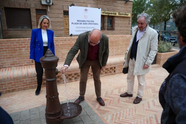 Cañizares y Marín exploran la renovada Plaza de San Cristóbal, transformada por jóvenes del Programa de Capacitación.