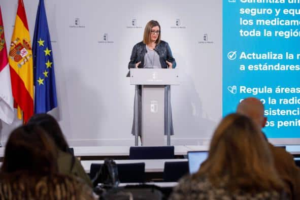 Castilla-La Mancha promulga una ley para asegurar farmacias rurales y optimizar el servicio farmacéutico en la región.