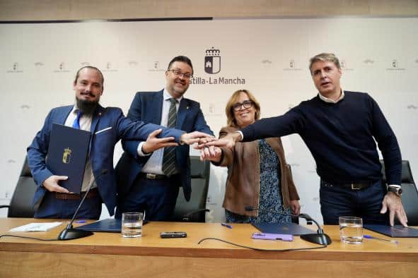 Castilla-La Mancha establece un acuerdo con las federaciones regionales de folclore y bandas de música para fortalecer la cultura como elemento identitario.
