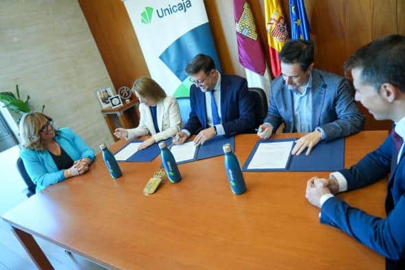 Castilla-La Mancha y Unicaja colaboran para impulsar el programa ‘Somos Deporte’, que beneficiará a 4,100 jóvenes en las categorías cadete e infantil.