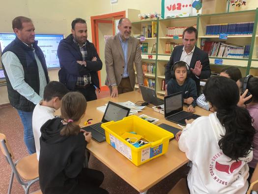 El Gobierno regional dota a las Aulas Digitales Flexibles en centros educativos de Toledo con 826 dispositivos tecnológicos.
