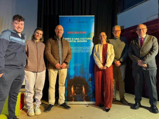 El Gobierno regional inicia un ciclo de teatro centrado en la ciberseguridad y la prevención de conductas de riesgo en jóvenes.