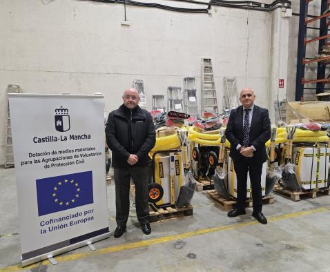 El Gobierno regional entrega bombas de inundación y equipo adicional a 14 entidades locales para sus agrupaciones de Protección Civil.