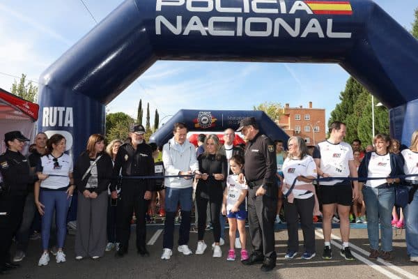 El alcalde destaca la fusión de deporte y solidaridad en la II Carrera Solidaria Ruta 091 de la Policía Nacional.