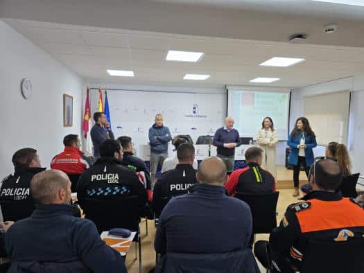 Más de veinte miembros de grupos de intervención en emergencias se capacitan en reanimación cardiopulmonar y uso de desfibriladores automáticos.