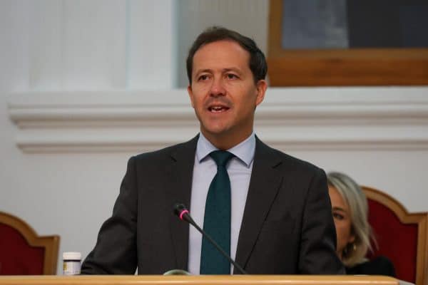 Velázquez respalda la gestión de proyectos financiados por fondos europeos y solicita aclaraciones sobre la exclusión de los EDIL.