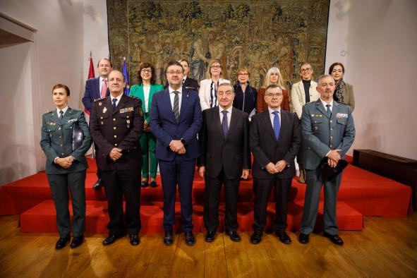 Acuerdo para establecer la Mesa de Prevención, Intervención y Seguimiento del Acoso Escolar, firmado por la Junta, el Gobierno Central y la Fiscalía Regional.