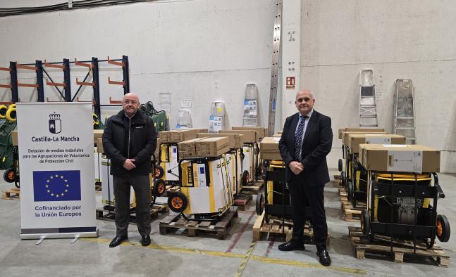 El Gobierno regional entrega generadores eléctricos y accesorios a 17 agrupaciones de voluntarios de Protección Civil.