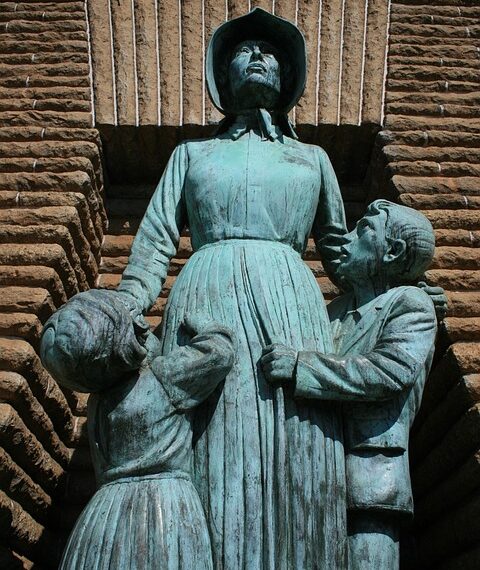 Pionera en cirugía mínimamente invasiva para el tratamiento de la escoliosis idiopática en el Hospital Universitario de Toledo.