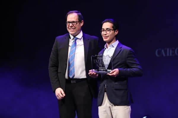 Velázquez subraya el valor del talento joven como un activo preciado para la ciudad.