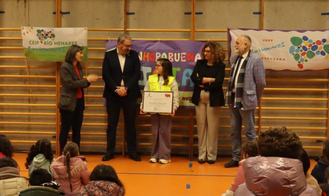 El Servicio 1-1-2 de Castilla-La Mancha visita el colegio ‘Río Henares’ de Guadalajara, premiado en el concurso de dibujo del Teléfono Único.