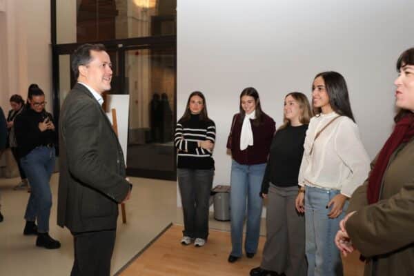 El alcalde resalta el potencial de los estudiantes de la Escuela de Arquitectura como futuros líderes en el desarrollo urbano de la ciudad.