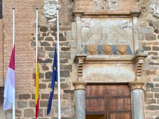 García-Page rinde tributo a Jesús Fuentes: Un legado eterno en la historia de Castilla-La Mancha.