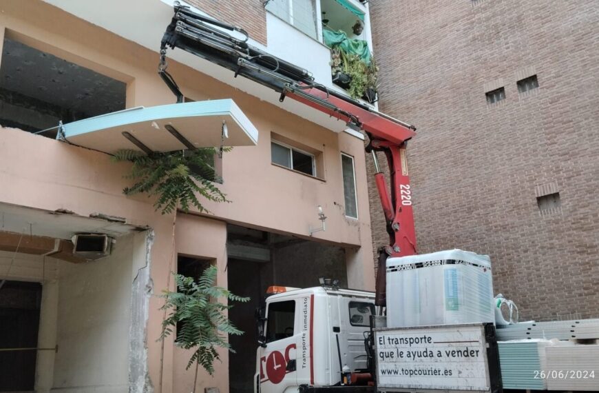 Top Courier Optimiza su Servicio de Camión Grúa en Madrid para Operaciones Logísticas Avanzadas