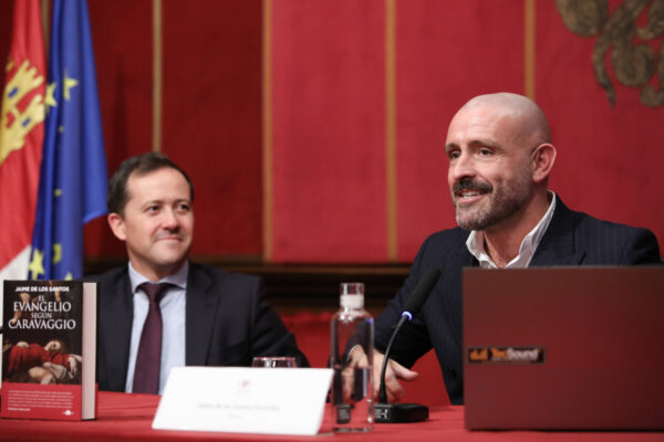 Velázquez destaca la dedicación de Jaime de los Santos a la cultura y su valentía al abordar la figura de Caravaggio.