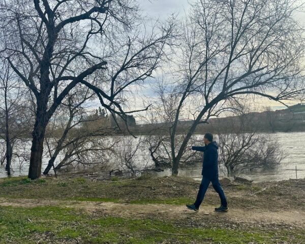 Velázquez destaca que el proyecto ‘Renace Tajo’ revitalizará un área natural esencial para la ciudad y establecerá un vínculo entre los toledanos y el río.