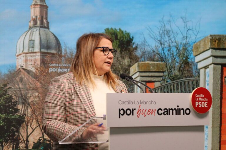 Dirigentes del PP en CLM reconocen falta de coherencia y valentía, según el PSOE regional.