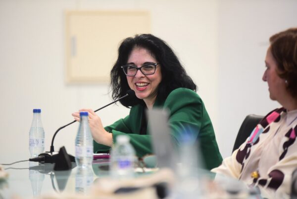 Illescas inspira a los estudiantes de la UCLM a impulsar el avance hacia una sociedad más justa.