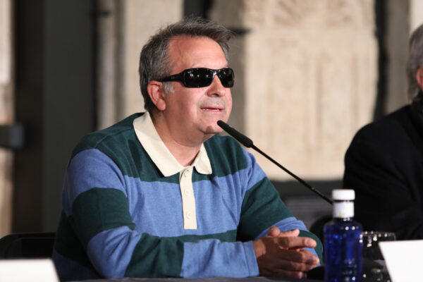 Velázquez resalta el éxito de la conferencia de José Soto Chica y sostiene que Toledo es el lugar perfecto para explorar nuestra identidad.