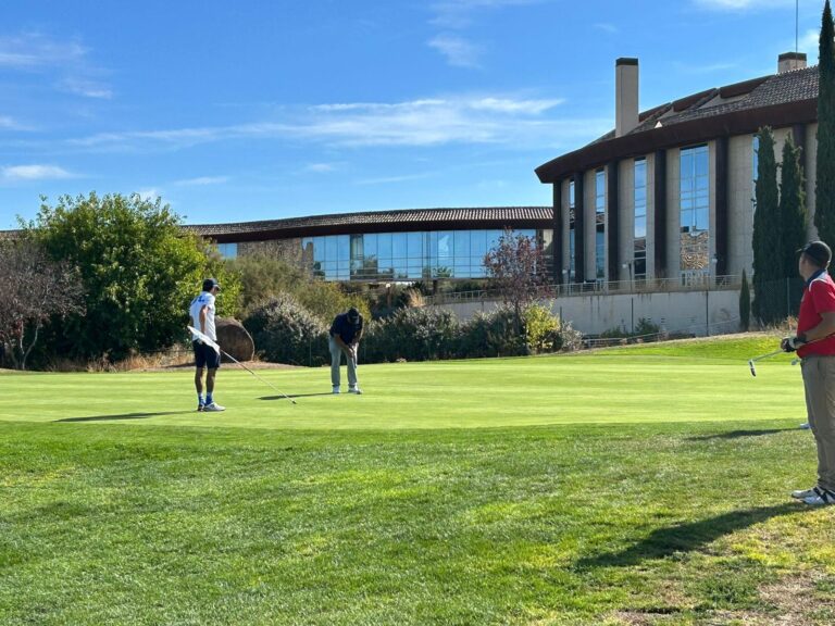 Ciento veinte jugadores disputan el absoluto de golf de C-LM en Layos