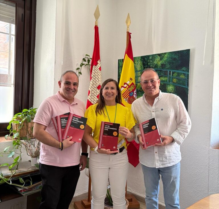 La Santa Caridad entrega textos jurídicos en las prisiones de Ocaña para reforzar la formación de los internos gracias a Editorial Colex