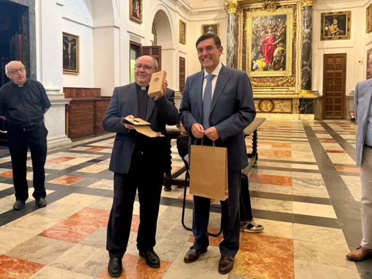 La Catedral de Toledo presenta la réplica de su Primera Piedra, obsequio conmemorativo oficial del VIII Centenario