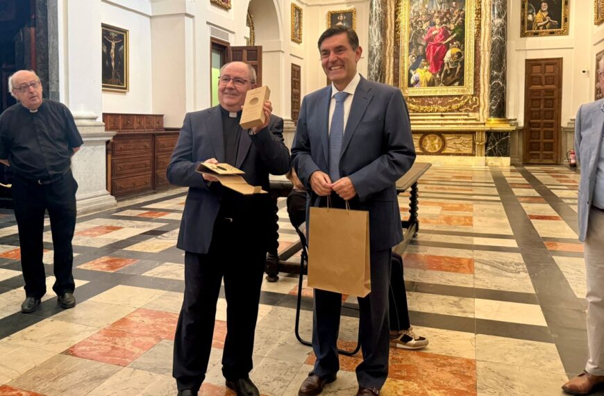 La Catedral de Toledo presenta la réplica de su Primera Piedra, obsequio conmemorativo oficial del VIII Centenario